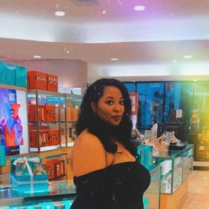 Meet your Posher, Ebony